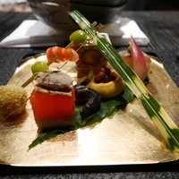 星のや 京都 ダイニング - 八寸（菱蟹と大和真菜、三色串、焼き栗、鰻の燻製博多、焼鰤寿司、子持ち鮎南蛮煮）