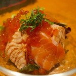 牡蠣と日本酒 四喜 - いくらたっぷり炙り＆生サーモン　サラダ