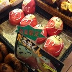 ベッカライグリュック - ダルマのパンが並ぶ。ただ外見を真似たのではない。おいしい。