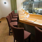 カウンター７席の清潔感のある空間