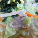 サッポロラーメン 新居浜西店 - お肉やキャベツにモヤシ。