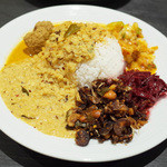 アーユルヴェーダ・カフェ ディデアン - 10/3のディラーニさんのカレー(1000円) パリップ、合挽き肉団子カレー、長ねぎのテルダーラ、ビーツのキラタ、ナスのモージュ