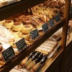 ベーカリー&レストラン 沢村 - ショーケースに入れられたパン