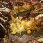 お好み焼き タンポポ - 中からはトロ〜リンとチーズ
      