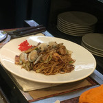 お好み焼き タンポポ - 焼きそばは他のお客さんのです