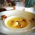 オーベルジュ ド ぷれざんす 桜井 - 安納芋のポタージュ 帆立貝とリードヴォー オレンジの香り