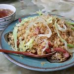 玉蘭 - 腸詰火山チャーハン 700円。腸詰の独特の風味とレタスの食感、そして、辛味が三位一体となって美味しさを醸し出しています。