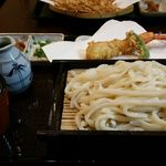 花坊 - おしぼり天ぷらうどん 1500円。おしぼりとは大根のおろし汁のこと。まずはその汁だけで食す。次にお味噌で食し、おしぼり汁にうどんつゆを加えて食す。一品で三度味わえます。