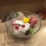 西賀茂橋 お食事処 まっちゃん - 優しい大将とおかみさんのいい雰囲気。お造り盛り合わせハーフ