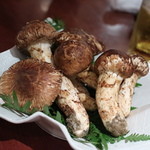 よろにく - 昨日とれた長野産松茸、とてもジューシーで抜群に香ってました