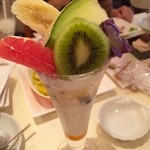 フォーシーズンズカフェ - フルーツパフェ★
      パフェが来たらよく見て(視覚)、フォークで硬さを感じ(固有感覚)、口に入れる前に匂いが入ってきて(嗅覚)、食品が舌に当たり(味覚)、口中で冷たさとざらつきなどを(温度感覚、触覚)、噛んだ時の圧と音から歯ごたえを感じて(歯根膜感覚、聴覚)、腹ぐあいがいい感じになる(臓器感覚)。