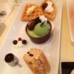 フォーシーズンズカフェ - マロンと黒糖プリンのワッフル★
      ワッフル柔らかー！
      