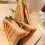 フォーシーズンズカフェ - ローストチキンサンド★
      甘いものの食べてるとめちゃめちゃ美味しく感じます。