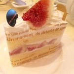 フォーシーズンズカフェ - 間にいちぢくのショートケーキを挟みます！