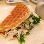 フォーシーズンズカフェ - シーザーサラダのワッフルバーガー★
      意外とワッフルとサラダが合う！
      でもボリューミー笑