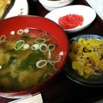 食事処 魚屋の台所 - 味噌汁と鰹節入り漬物です。