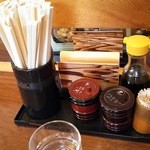 そば処 一庵 - 提供される水と調味料等（H27.10.9撮影）