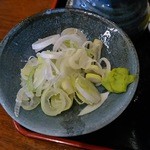 そば処 一庵 - 薬味（刻み葱、練り山葵）と空の猪口（H27.10.9撮影）