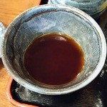 そば処 一庵 - 空の猪口に入れたつゆ（H27.10.9撮影）