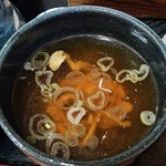 そば処 一庵 - 一庵そば￥750のババ鶏肉入り肉そばのたれ（H27.10.9撮影）