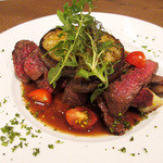 チェネッタ バルバ - 牛もも肉のタリアータ　賀茂ナスのステーキ添え 1800円+税(2015.9月夜)