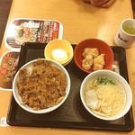 なか卯 横須賀大矢部店 - 牛丼大盛とはいからSと唐揚げです(OvO)