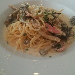 グランピー - しめじとベーコンのクリームパスタ