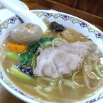 なにや - ねぎそばの煮卵とチャーシュー、クローズアップ