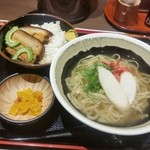 竹富屋 - ランチの「ラフティ丼＆沖縄そば定食 (800円)」