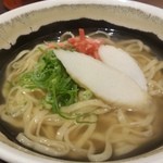 竹富屋 - スープは比較的あっさり目で食べやすい「沖縄そば」