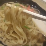 竹富屋 - 沖縄そばではオーソドックスな平打ち麺
