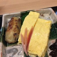 貴久政 - だし巻きと鰆の焼き物。だし巻きはその都度焼いてくれます。