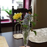 各テーブルに飾ってあります。