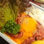 大野屋 - さくらユッケ刺し(黄身を壊しちゃった)