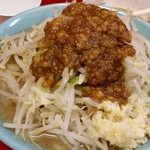 （2015年10月再訪）トッピングのカレー。スパイスを変えたそうで、味がさらにシャープになった❢