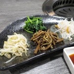 鳥取和牛 因幡の国守 - コース内のナムル盛り