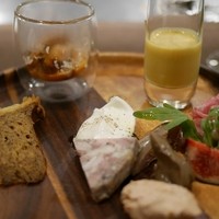 Nayutaka - 前菜～１９ヶ月熟成パルマ産生ハム、肉と玉葱のキッシュ、鶏レバーの柔らか煮、モッツァレラ・ブファラ、
                テスタ・ディ・マイアーレ、冷製スープ、和牛ホルモンのトマト煮、リエット