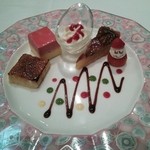 モナリザ 丸の内店 - デザート①一人一人お皿も違うし、ケーキの内容、イチゴのお人形の顔も一人一人違いました。