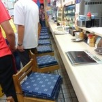 やまと屋 - □内観□　幅が狭くて奥行きのあるお店。
      長ーいカウンター席なんです。