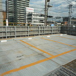 陽に吹かれ - 近くの鉄筋駐車場（二階部分）の奥に５台のスペース