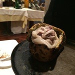 北島亭 - 子羊のフィレが取り出された塩生地（パータ・セル）。網脂で包むことで､熱が入りすぎるのを防ぐ