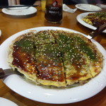 がんちゃん - そば肉卵入りの広島お好み焼き。丁寧な作りです。