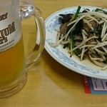 ぎょうざの満洲 - レバニラとビール