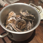 欧風おかず酒場 イチノイ - 2015年10月。牡蠣の白ワイン蒸し9コ入り1080円。