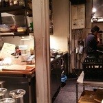 パスターヴォラ - オープンキッチン　パスタ作りを眺めながら。