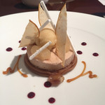 ラ ターブル ドゥ ジョエル・ロブション - マロン 軽めに仕上げたムースにし、カシスのジュレとキャラメルポワールのソルベとともに