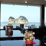Sangoshou - ＜店内客席フロアー＞全席より美しい海の景観を！目の前には南紀白浜のシンボル円月島。