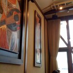 珈琲茶館 集 - 天井ひろWE。壁のアートがきわだつー