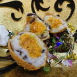 トゥ・ラ・ジョア - 海老芋のコロッケの中心は、半生の蝦夷バフンウニ、衣は自家製カラスミ粉！ソースの代わりに白トリュフオイルの粒とベーコンの泡