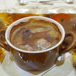 トゥ・ラ・ジョア - フレッシュポルチーニと玉ねぎのスープに、紅サツマイモとポルチーニ